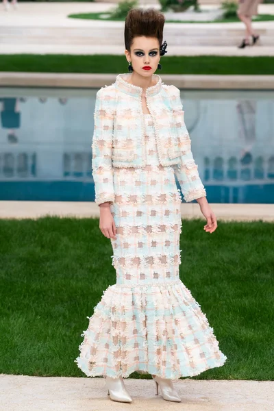 Look 16